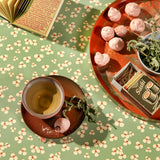 På dukat bord Niwa Green Tea - Lola vaxduk med små fina blommor