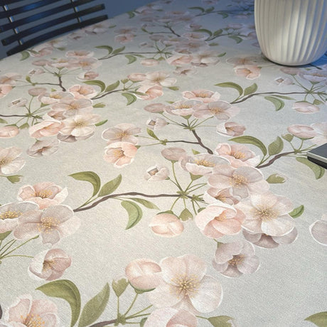 Magnolia Grace - Textilvaxduk med blommor och glidskydd, på bord