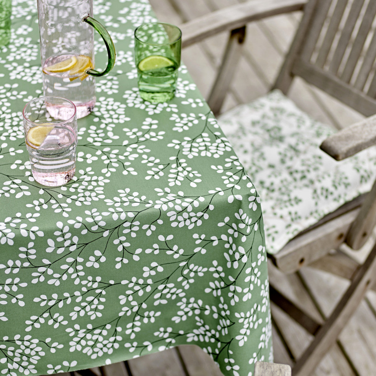 Mimosa Hedge Green – Södahl textilvaxduk i 100 % bomull med glidskydd