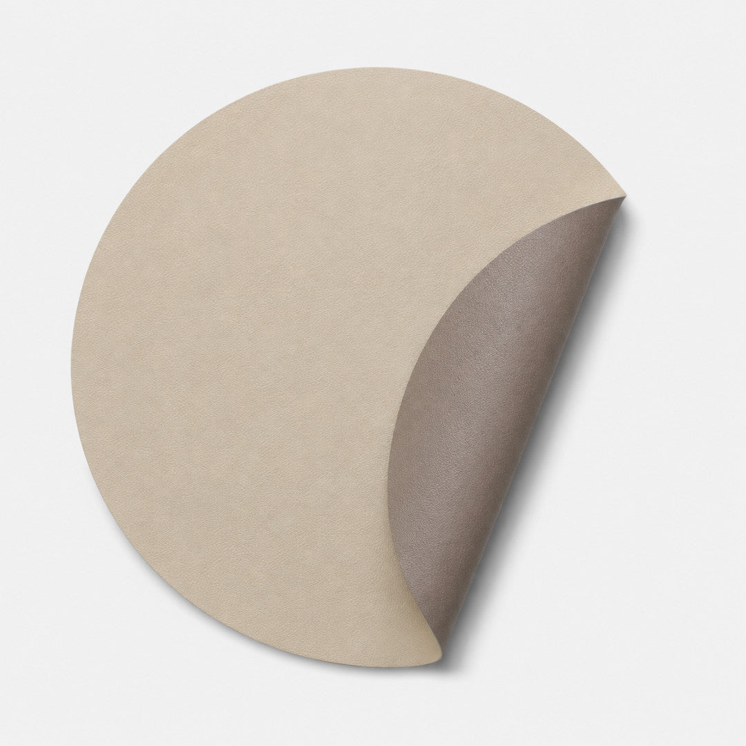 Moon rund bordstablett i konstläder – Beige/Sand – Ø38 cm