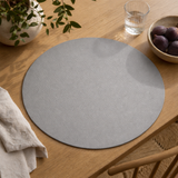 Moon rund bordstablett i konstläder – Black/Light grey – Ø38 cm, miljö 1