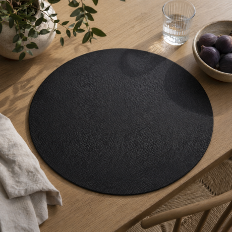 Moon rund bordstablett i konstläder – Black/Light grey – Ø38 cm, miljö