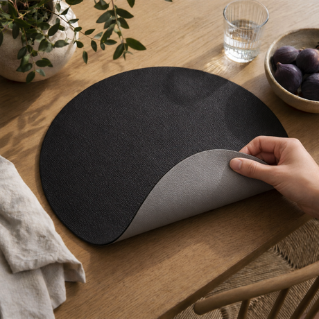 Moon rund bordstablett i konstläder – Black/Light grey – Ø38 cm