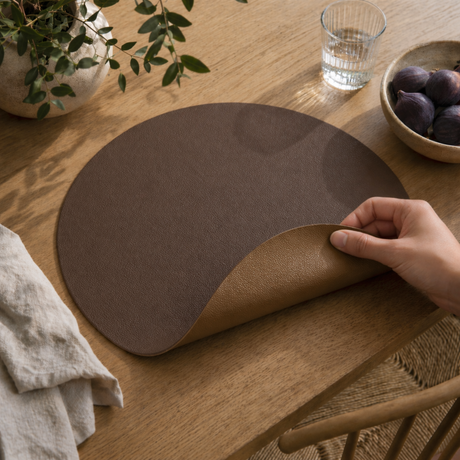 Moon rund bordstablett i konstläder – Moka/Copper – Ø38 cm
