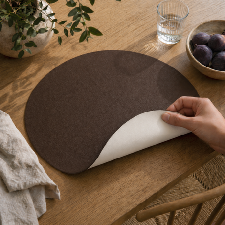 Moon rund bordstablett i konstläder – Moka/White – Ø38 cm