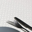 Närbild Munch White - Elegant vit textilduk med jacquardvävt mönster