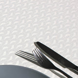 Närbild Munch White - Elegant vit textilduk med jacquardvävt mönster