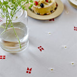 Södahl Tillykke Duk 140 x 220 cm - Födelsedagsduk med Danmarks flagga och fina margueriter