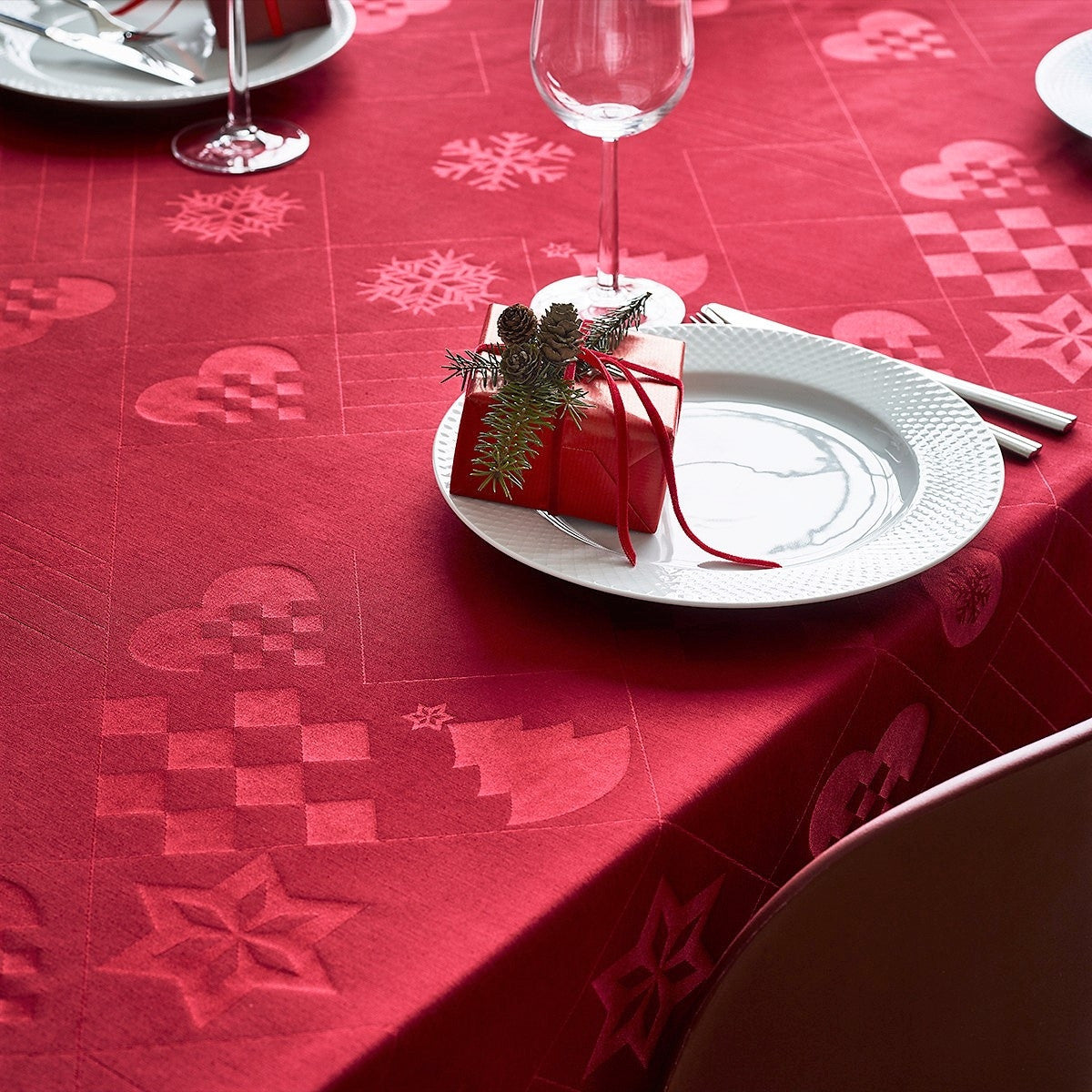 Rosendahl Julduk Natale, snygg röd damastduk - 150 cm x 320 cm Närbild