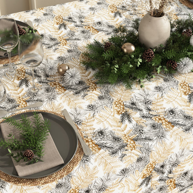 Nordisk jul - Guld och gran - Textilduk med gran och gyllene detaljer miljöbild