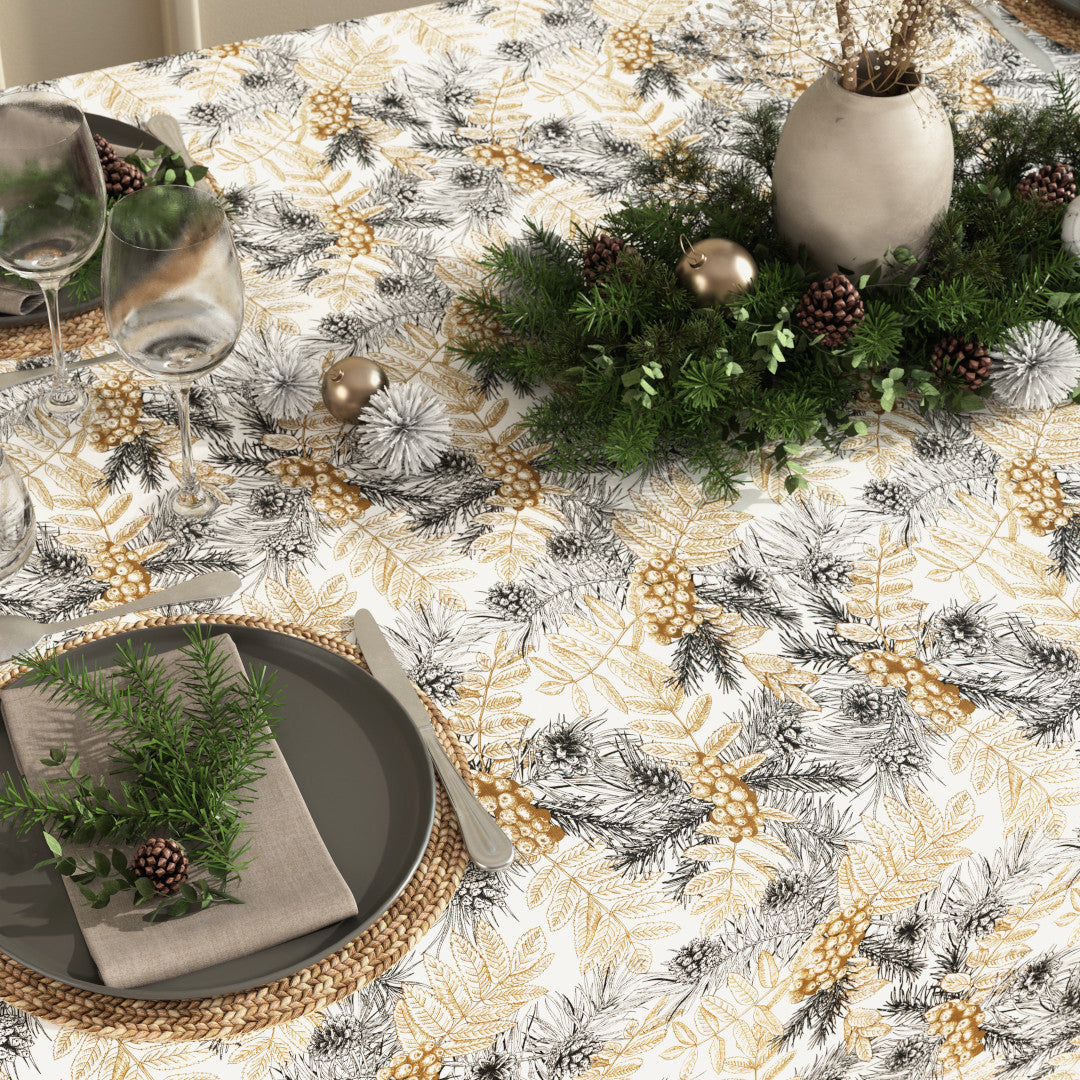 Nordisk jul - Guld och gran - Textilduk med gran och gyllene detaljer på dukat bord