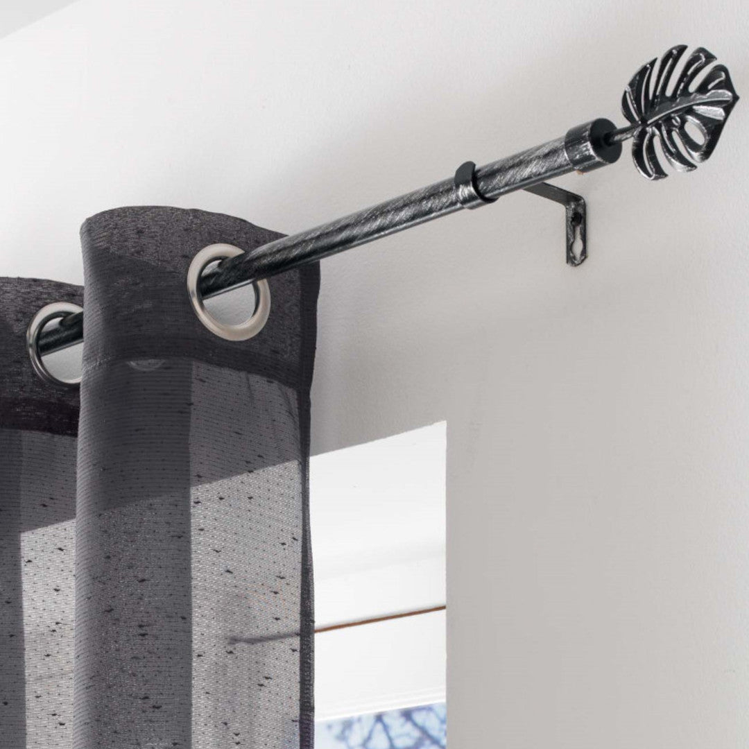 Patina Tropi Svart/Silver – Justerbar gardinstång 120–210 cm, upphängning
