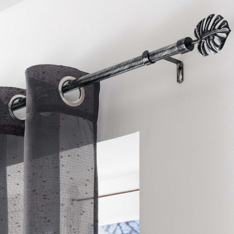 Patina Tropi Svart/Silver – Justerbar gardinstång 120–210 cm, upphängning