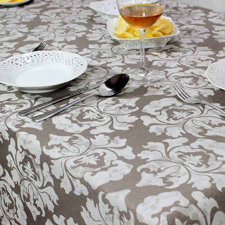 Raine Jacquard Coffee - Textilvaxduk med elegant ornamentmönster