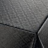 Rose Tapestry Black, svart damast präglad vaxduk på bordet