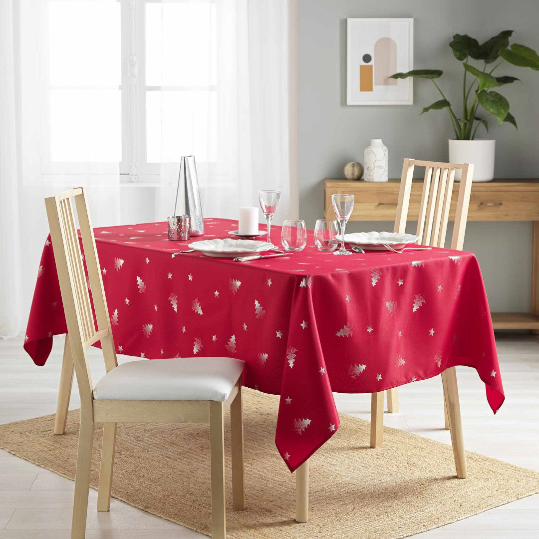 Röd julduk 150 x 300 cm med silverprint miljöbild