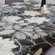 Lotus Svart - Textilvaxduk med vackra blad - 135 cm bred