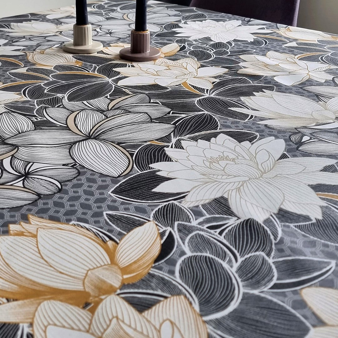 Lotus Svart - Textilvaxduk med vackra blad - 135 cm bred