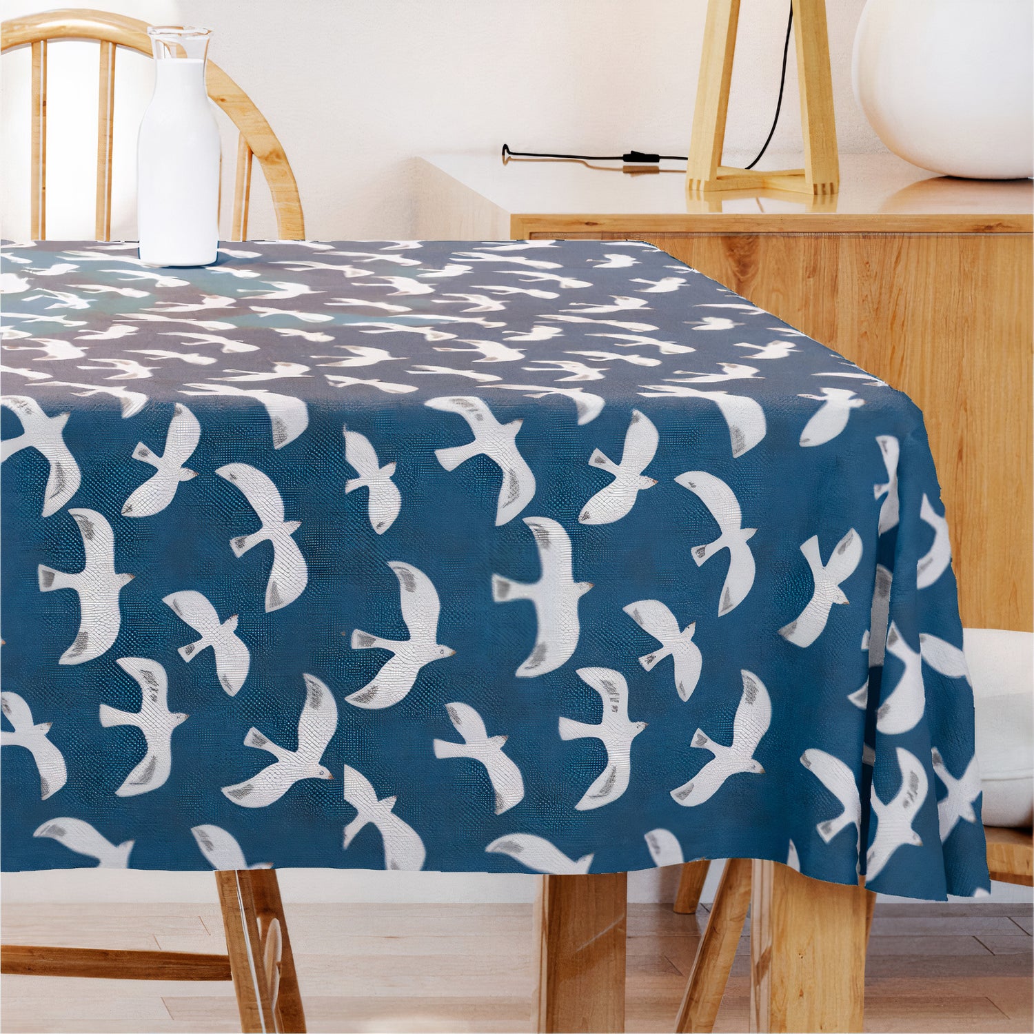 Mouette - Textilvaxduk med fåglar på blå bakgrund - 155 cm bred