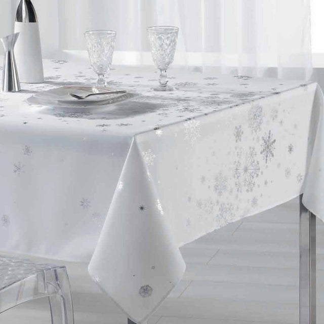 Constellation Snow Sky Vit/Silver – julduk med fläckskydd 150 x 300 cm