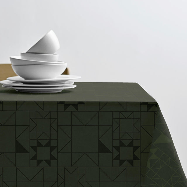 Södahl julduk Forest Green med stjärnmönster på dukat bord till jul 140x320