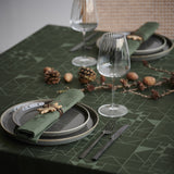 Södahl julduk Forest Green med vacker dukning och gröna servetter 140x270