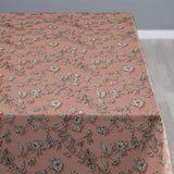 Närbild av Södahl Shadow Flower Terracotta, akrylatbelagd textilduk, med glidskydd