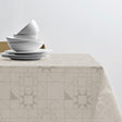 Södahl Star damastduk Beige på bordet, perfekt för juldukningen 140x220