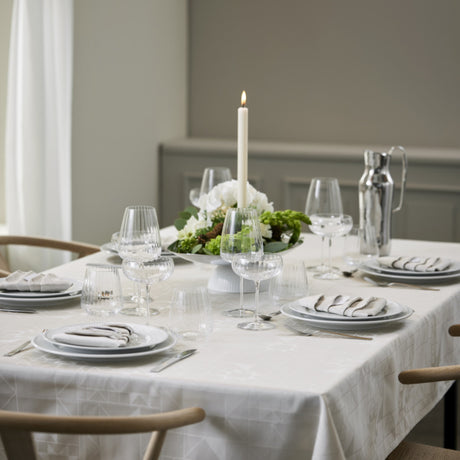 Södahl Star Damast Beige duk på ett vackert dukat bord, elegant för varje festligt tillfälle 140x220