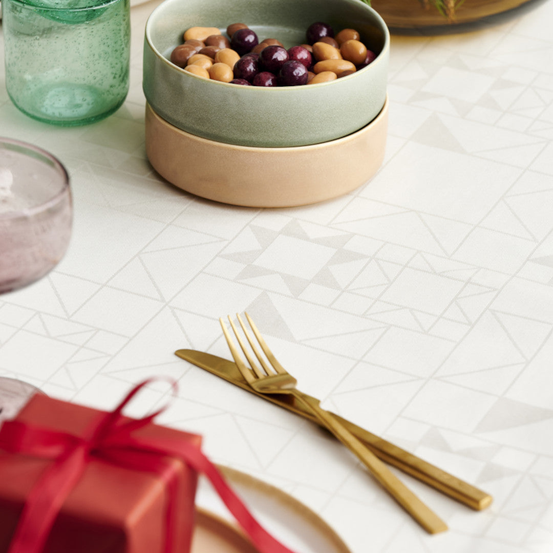 Närbild av Södahl Star Damast Beige på bordet, visar detaljerna 140x220