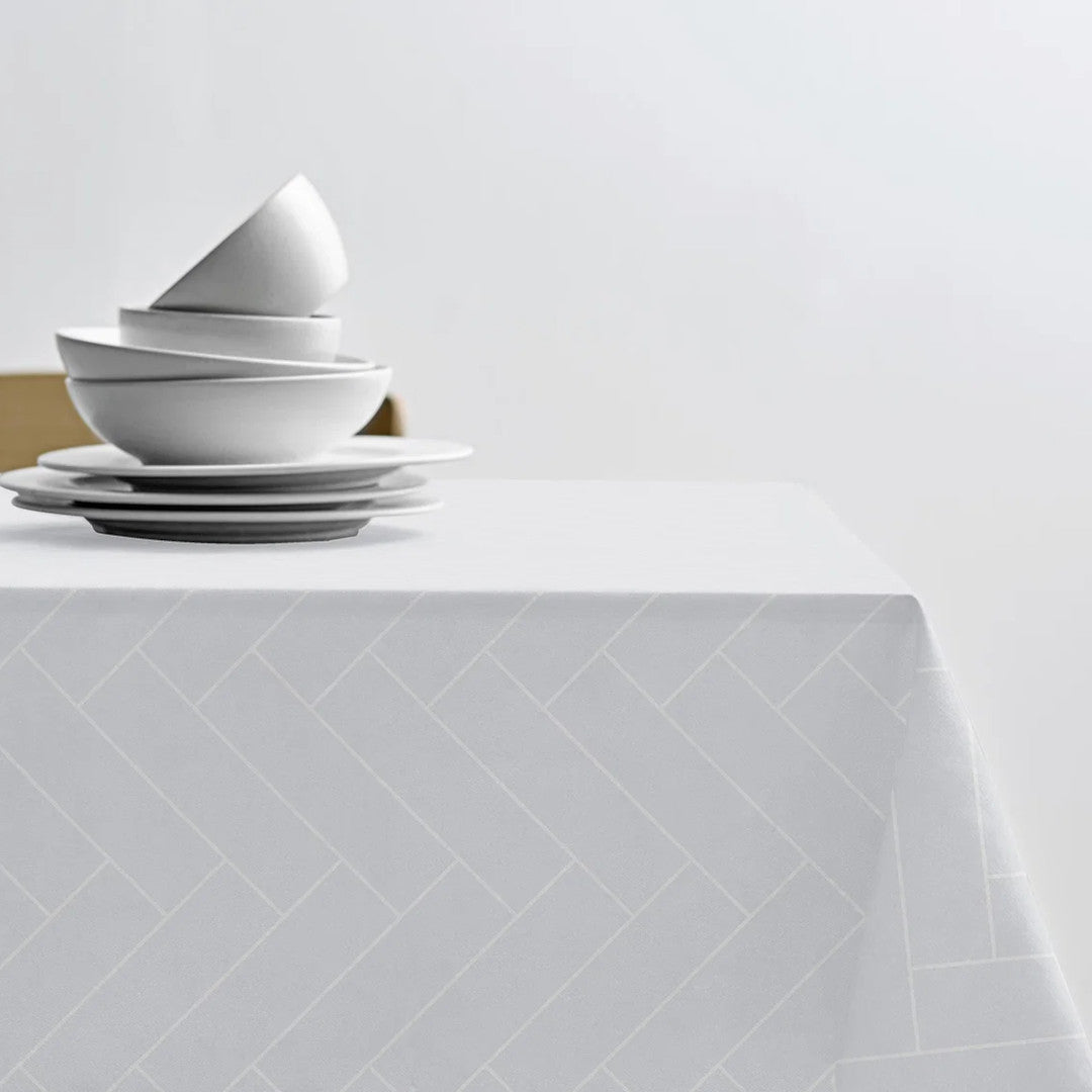 Södahl Tiles Optiskt vit, klassisk damastvävd textilvaxduk med glidskydd