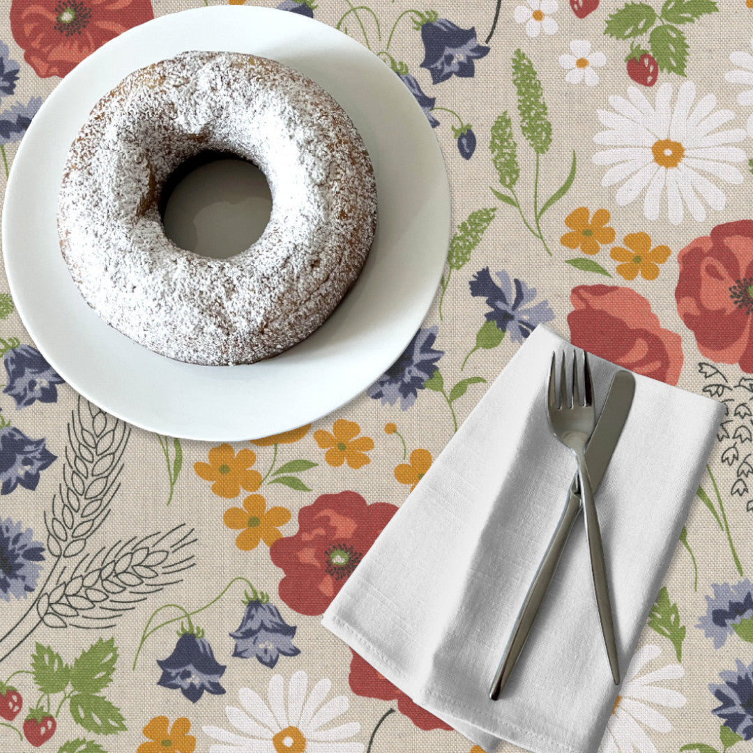 Sommaräng - Textilduk i linnelook med fina blommor på dukat bord