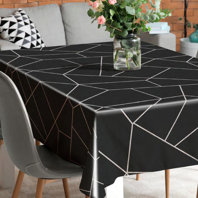 Svart vaxduk med skinnlook och grafiskt mönster i silver
