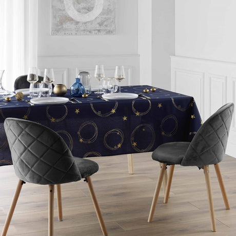 Star Blå,  julduk 240 cm med guldprint i mysig miljö