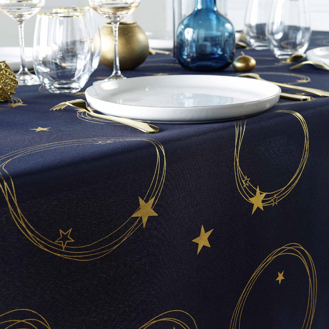 Dukning med Star blå julduk med guldprint till julmiddag