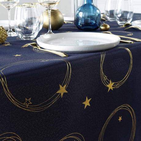 Dukning med Star blå julduk med guldprint till julmiddag