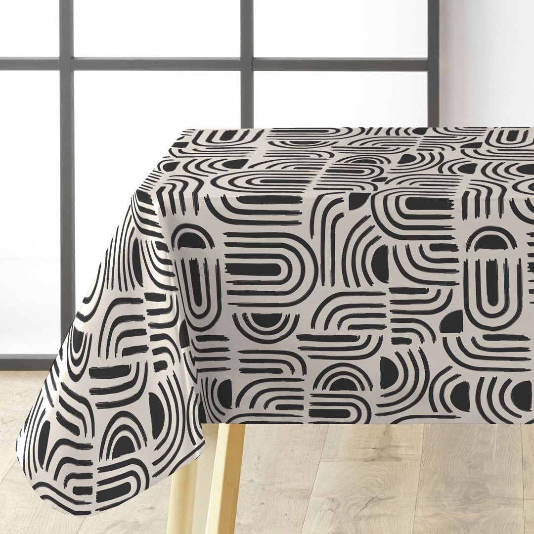 Textilia Pandorine Svart vaxduk med svart snirkligt mönster på ljus bas