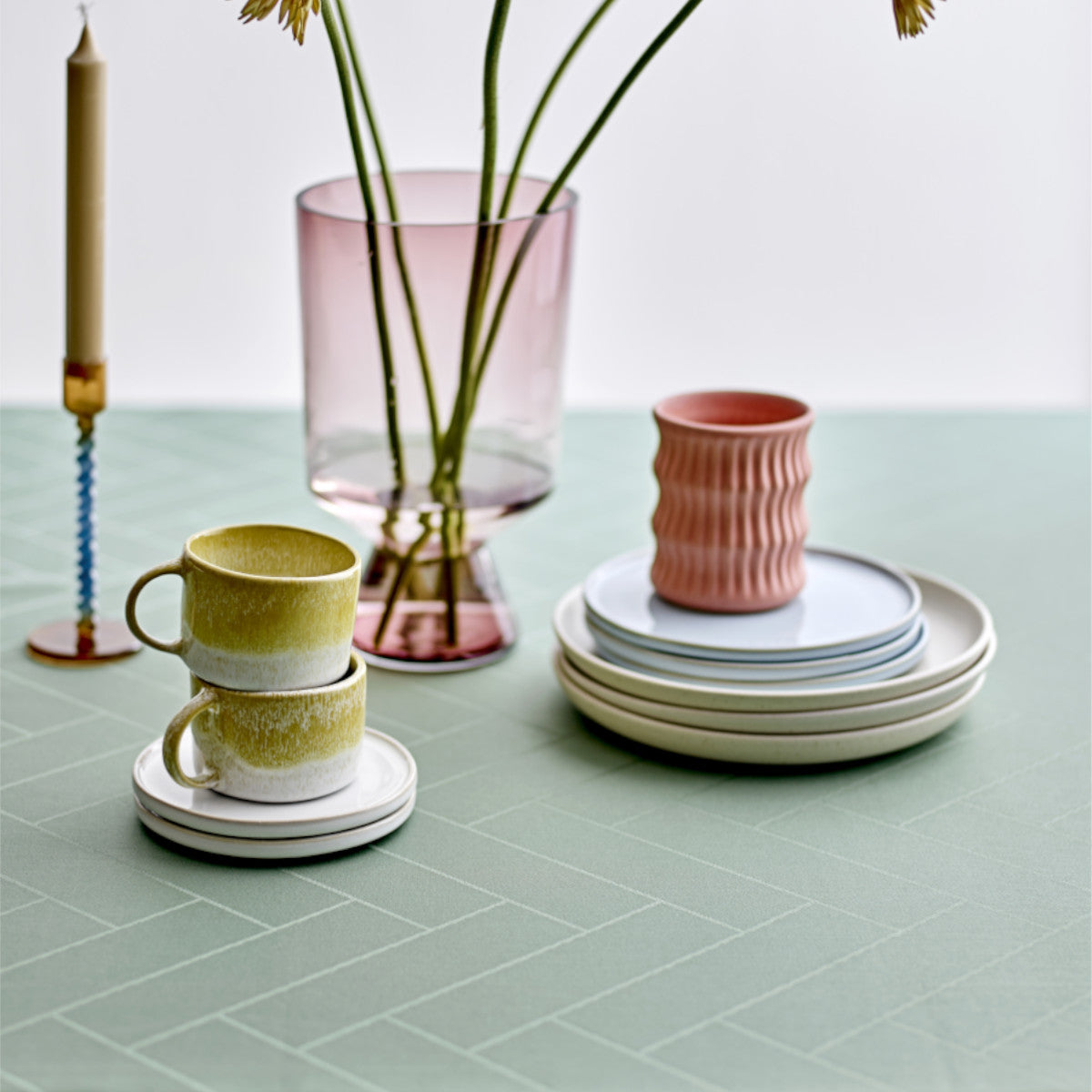 Tiles Hedge Green - Södahl damastvävd textilvaxduk 100 % bomull med glidskydd, närbild