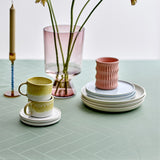 Tiles Hedge Green - Södahl damastvävd textilvaxduk 100 % bomull med glidskydd, närbild