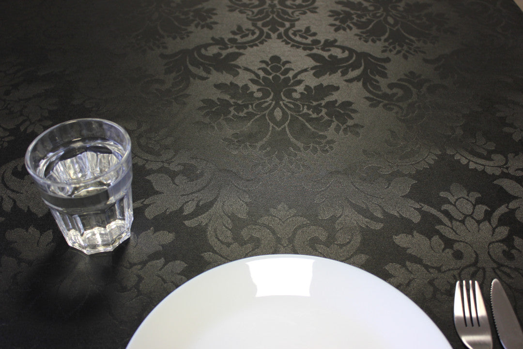 Versailles Black textilvaxduk med vackra jacquardvävda humleornament, 180 cm