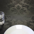 Versailles Black – Svart jacquardvävd textilvaxduk med humleornament