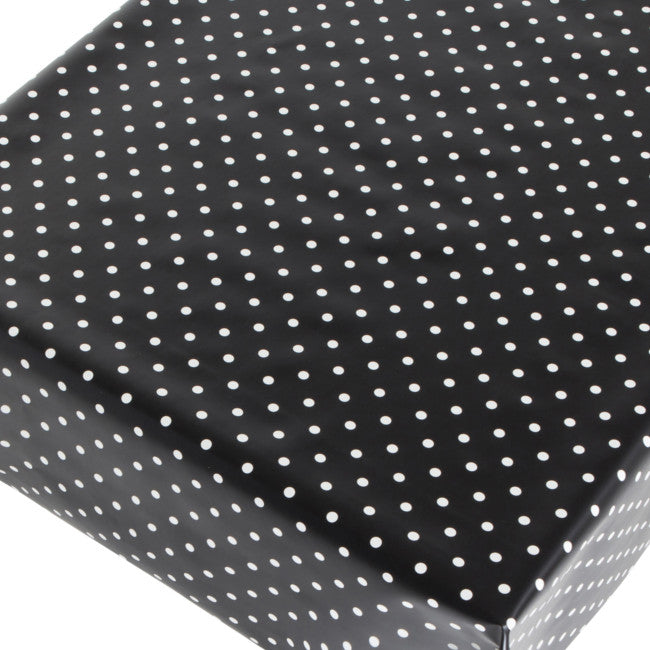 På bordet Dot Black, vaxduk med prickar