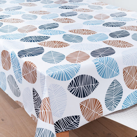 Grafiska Blad Brownie – vaxduk med vackra blad i grått, svart, blått och brunt